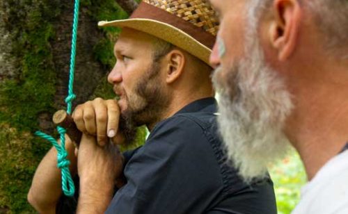 deux personnes à coté d'un arbre